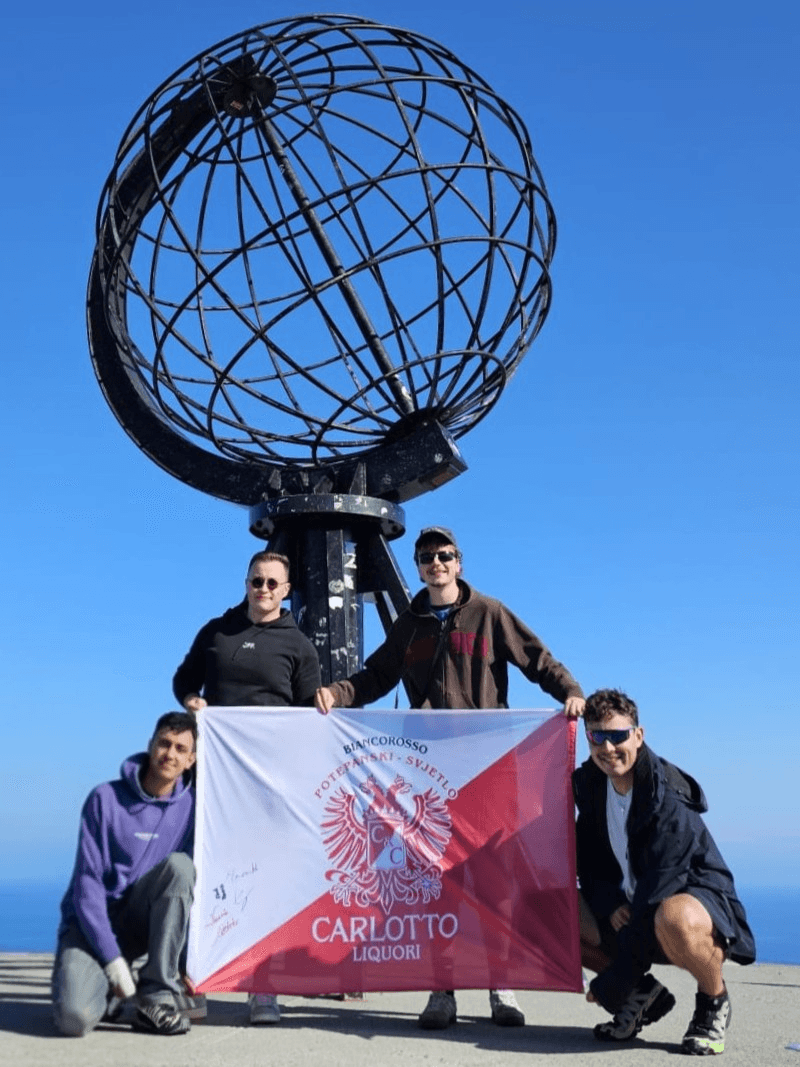 Il team al globo di Capo Nord, il punto più a nord d'Europa.